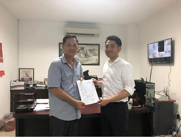 S. H. Chia (left), Managing Director of Setia Tyre Repair Product (M) Sdn Bhd and Suguru Asano, President of Maruni Industry Co., Ltd.